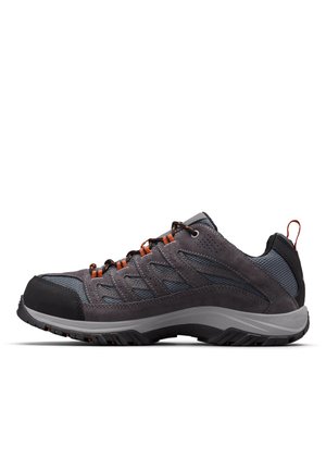 Scarpe da hiking a profilo basso in suede grigio e nero con pannelli in mesh. Presentano lacci arancioni, un paraurti in gomma e una suola testurizzata per la presa.