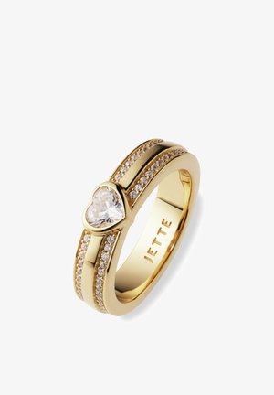Guld ring med en hjerteformet diamant i midten og to rækker af små runde diamanter langs ringen, indgraveret med "JETTE" indeni.