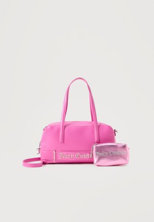Sac à main Juicy Couture rose vif et petite pochette assortie avec lettrage logo argenté sur un fond clair uni.