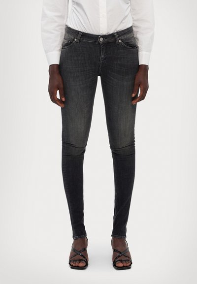 Blugi skinny din denim de culoare gri închis, cu un finisaj ușor decolorat. Au talie medie, design clasic cu cinci buzunare și accente minime de hardware.