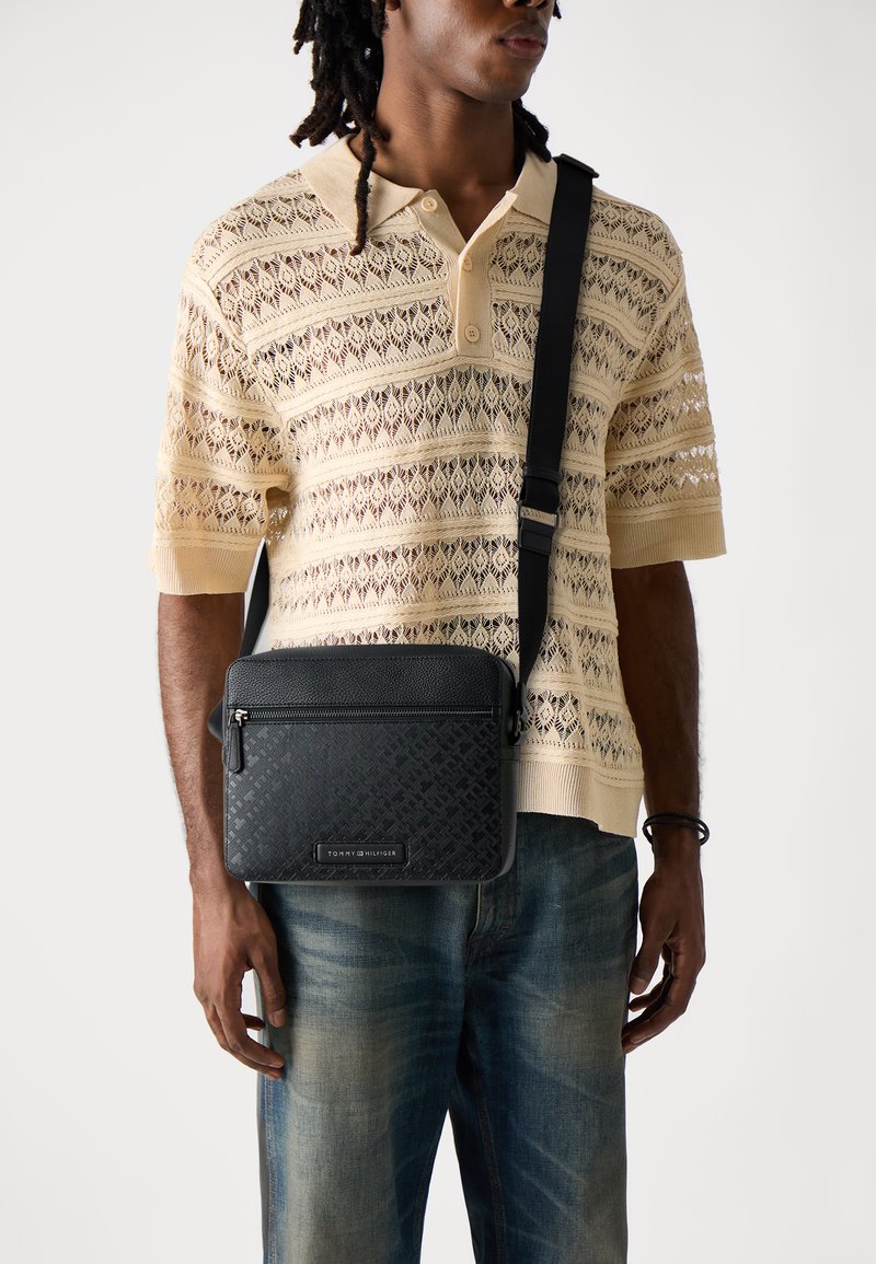 Tommy Hilfiger MONOGRAM MINI MESSENGER - Rankinė per petį - black