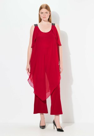 Roter Jumpsuit mit fließendem Chiffonüberzug, weitem Bein und verzierten Schulterträgern. Glatte Textur und leichtes Material.