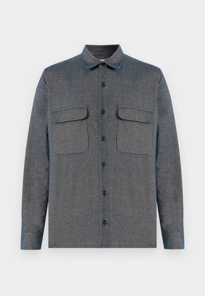 Chemise à boutons en tissu bleu-gris foncé. Présente deux poches poitrine, un col et un design texturé uni avec une coupe droite.