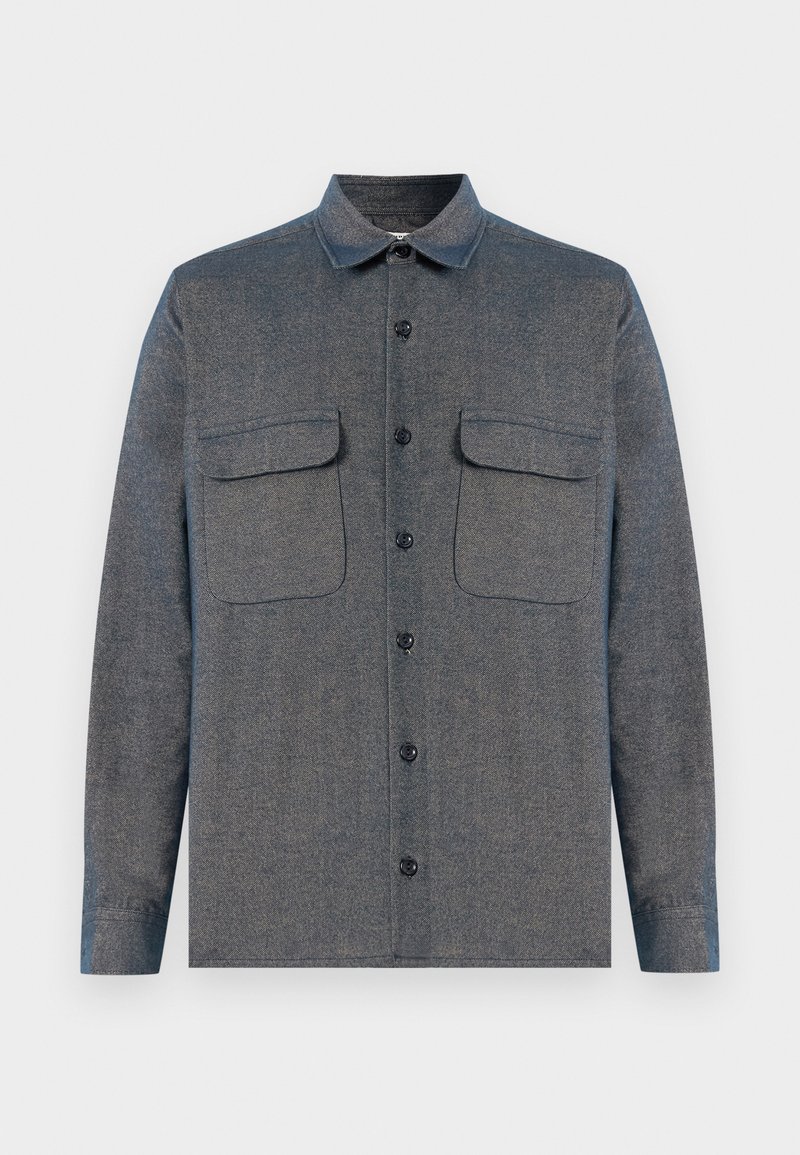 Camicia a bottoni in tessuto blu-grigio scuro. Presenta due tasche sul petto, un colletto e un design semplice con texture e orlo dritto.