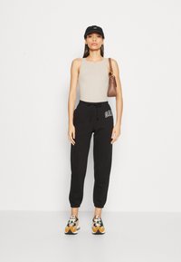 GAP HERITAGE JOGGER - Joggebukse - true black