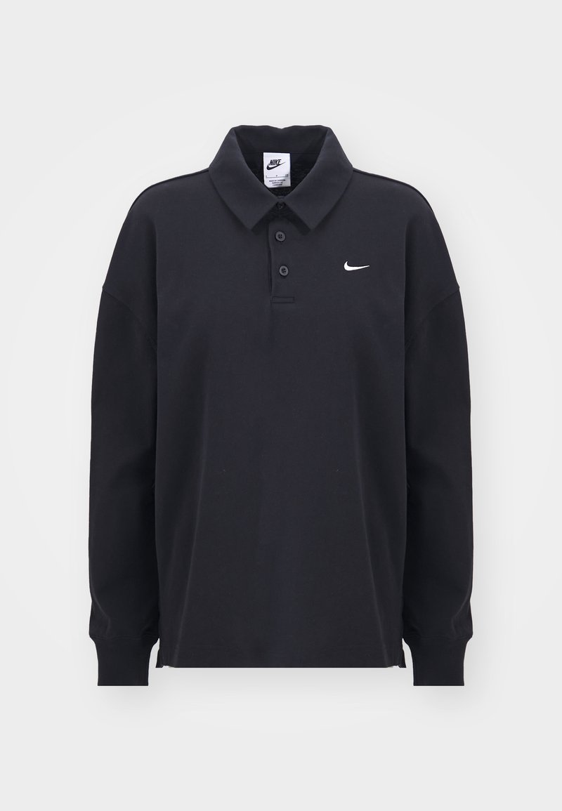 Camisa polo de manga larga negra hecha de algodón. Cuenta con una tapeta de tres botones y un logo de Nike blanco en el lado izquierdo del pecho. Diseño de cuello clásico.