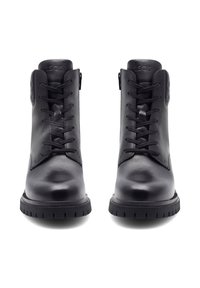 Bocanci din piele neagră cu un finisaj neted, cu șireturi în față, guler căptușit și accente texturate pe laterale. Talpă robustă din cauciuc.