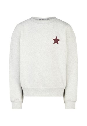 Sweat-shirt gris clair à manches longues avec poignets et ourlet côtelés, avec un petit emblème d'étoile rouge foncé sur la poitrine gauche.