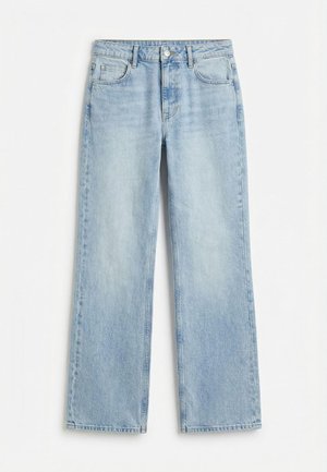 Vaqueros de mezclilla de pierna ancha azul claro con bolsillos delanteros, trabillas para cinturón y cierre de botón y cremallera, exhibidos extendidos sobre un fondo blanco.