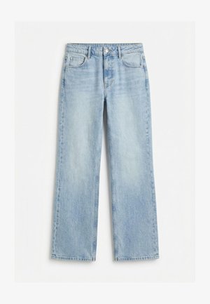 Jeans en denim bleu clair à jambes larges avec poches avant, passants pour ceinture, fermeture par bouton et fermeture éclair, présentés à plat sur un fond blanc.