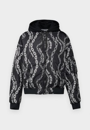 Veste bomber noire avec capuche, ornée d'un motif chaîne et de texte blanc. Le matériau est lisse, avec des poignets et une taille côtelés. Fermeture à glissière à l'avant.