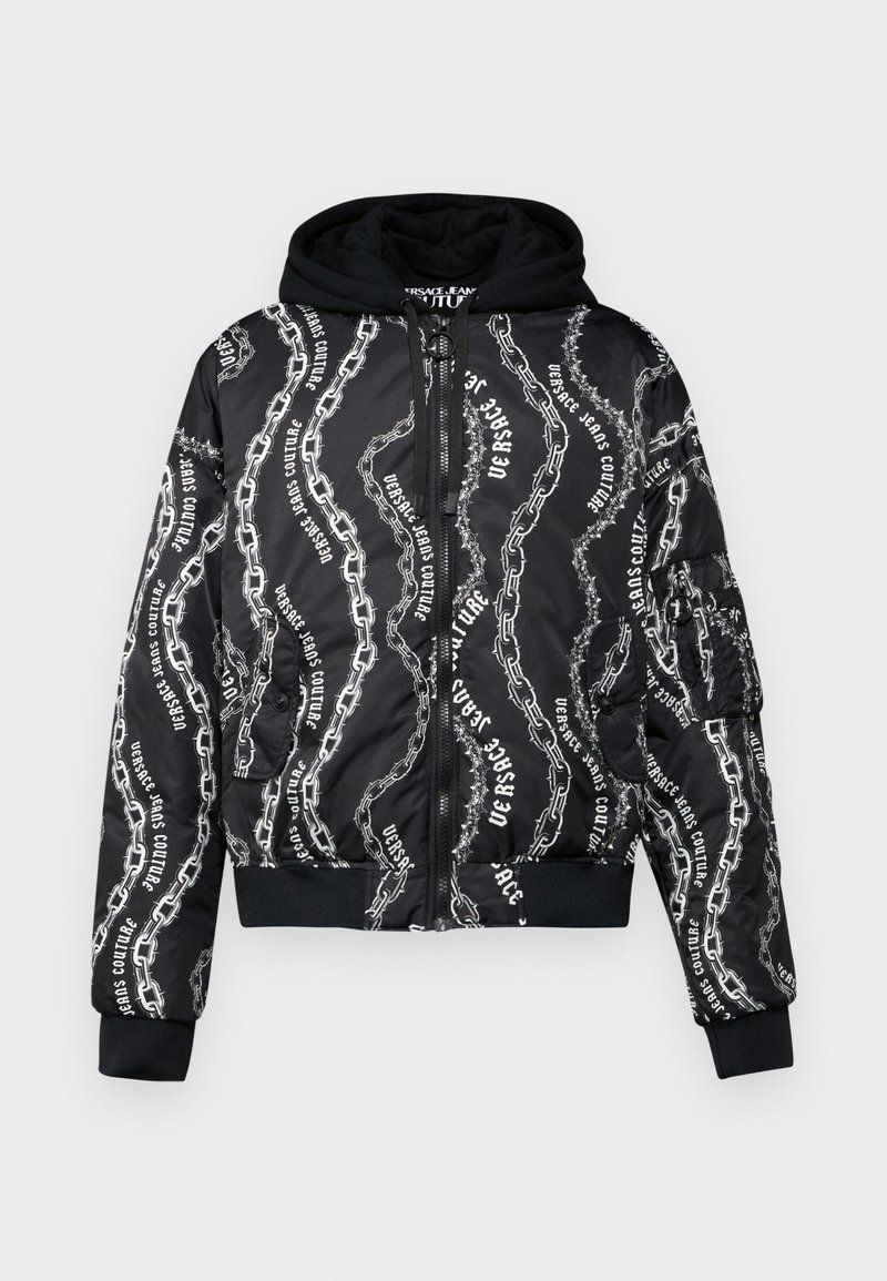 Giacca bomber nera con cappuccio, caratterizzata da un motivo a catena e testo bianco. Il materiale è lucido, con polsini e vita a coste. Chiusura con zip.