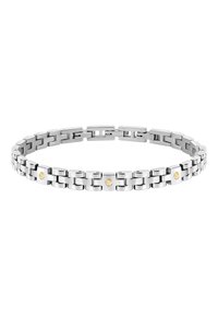 Bracciale in metallo con anelli intrecciati in argento lucido, accentuato da rivetti color oro a intervalli regolari. Forma liscia e piatta.