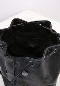 Borsa a secchiello in ecopelle nera con chiusura a coulisse, hardware in argento e tasca interna con zip e etichetta in tessuto.