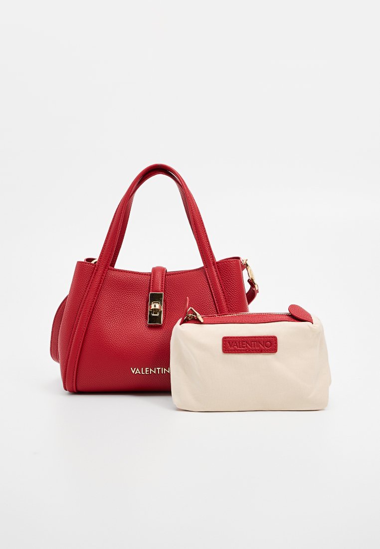 Sac à main en cuir texturé rouge avec un fermoir en or, doté d'une trousse de maquillage beige avec des accents rouges et un logo. Les deux sont compacts et modernes.