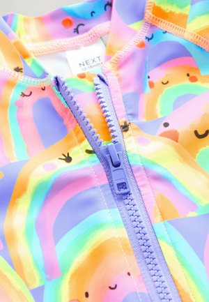 Kolorowy kostium kąpielowy dla dzieci z tęczowymi wzorami, uśmiechniętymi twarzami, zamek błyskawiczny z fioletowymi akcentami oraz miękkim, elastycznym materiałem.