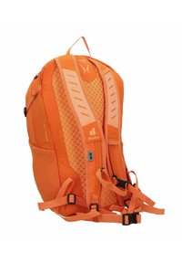 Mochila naranja con panel de malla, correas ajustables y bolsillo delantero con cremallera. Presenta el logo de la marca y acentos de cinta. Diseño ligero.