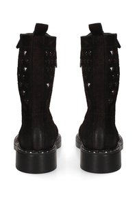 Zwarte suède enkelboots met uitsparingen, ronde neuzen, lage blokhakken en gestikte accenten langs de zolen.