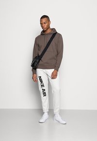 Nike Sportswear SPORTSWEAR CLUB FLEECE - Sweatshirt com capuz - ironstone