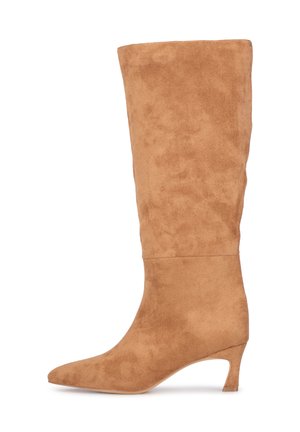 Stivale in suede color beige alto fino al ginocchio con punta affusolata e tacco modesto. Texture liscia senza elementi metallici visibili o motivi.