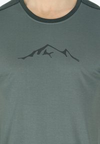 Kortærmet, crew-neck grå T-shirt med en sort bjergsilhuet grafik. Materialet ser glat ud med en tekstureret finish.