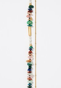 Collar de múltiples hilos con piedras preciosas coloridas, acentos en oro y perlas. Varios formas incluyen oblongas, redondas y en forma de gota.