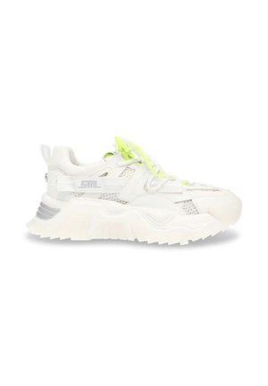 Sneakers bianchi con lacci verde neon, pannelli in rete e suole in gomma testurizzata. Presentano un'accento grigio sul tallone. Design moderno, forma chunky.