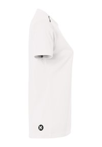 T-shirt bianco a maniche corte con collo rotondo classico, texture liscia e un logo nero stampato vicino all'orlo.