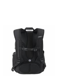 Sac à dos noir avec des bretelles rembourrées, un panneau arrière en maille et une poignée supérieure. Possède un design ergonomique et une sangle de poitrine ajustable pour un maintien sûr.