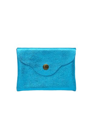 Petit portefeuille en cuir bleu métallique avec rabat arrondi fermé par un unique bouton-pression en laiton, présenté sur fond blanc.