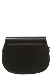 Borsa a tracolla in pelle nera con forma curva, chiusura a patta e dettagli di cucitura sottili. Dotata di una tracolla rimovibile.