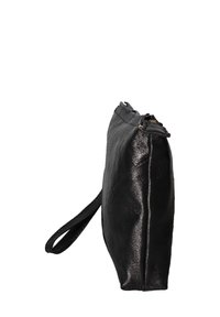 Sac à main en cuir noir au design épuré, fermeture à glissière et une sangle pour le poignet sur le côté. Texture lisse avec une forme rectangulaire compacte.