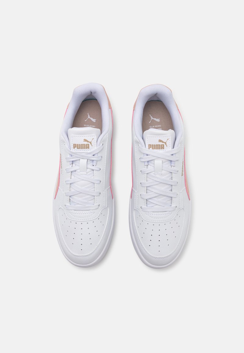 Sneaker bianchi con dettagli rosa e zona delle dita perforata. Presentano un logo dorato sulla linguetta e una morbida fodera interna. Design classico con lacci.
