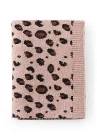 Mäkká ružová deka s leopardím vzorom v tmavohnedej a čiernej farbe, so žebrovaným okrajom pre textúru.