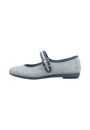 Zapato plano Mary Jane de ante azul claro con ribete azul oscuro, correa ajustable con hebilla y tacón bajo, visto de lado.