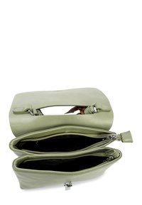 Groene leren handtas met een gladde textuur, rechthoekige vorm en dubbele ritscompartimenten. Voorzien van een bovenhandvat en zilverkleurige hardware.