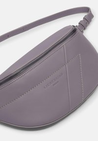 Paarse leren tas met een gebogen vorm, ritsluiting en een reliëf merklogo. Kenmerkt zich door contrasterende stiksels en een slanke verstelbare schouderriem.
