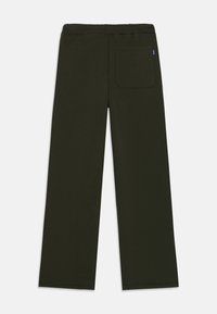Dunkelgrüne, weit geschnittene Hose mit elastischem Bündchen und einer hinteren Tasche. Aus weichem, dehnbarem Material für hohen Tragekomfort.