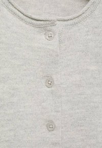 Svetle šedý pletený svetr s kulatým výstřihem, na přední straně se třemi knoflíkovými zapínáními a hladkou strukturou. Jednoduchý a čistý design.