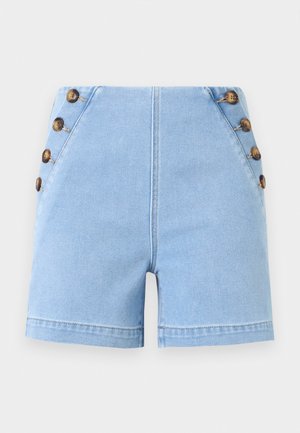 Short en jean bleu clair taille haute avec six boutons marron, trois de chaque côté près des hanches, avec des détails de couture centrale.