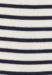 Dzianina prążkowana z naprzemiennymi poziomymi paskami w kolorze granatowym i ecru. Paski mają jednakową szerokość i są równomiernie rozmieszczone.