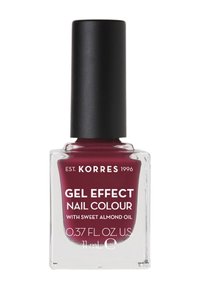 Korres Gel Effect Nagellak in diep bordeaux met een zwarte dop; heldere glazen fles toont een inhoud van 11 mL en het label met amandelolie-ingrediënt.