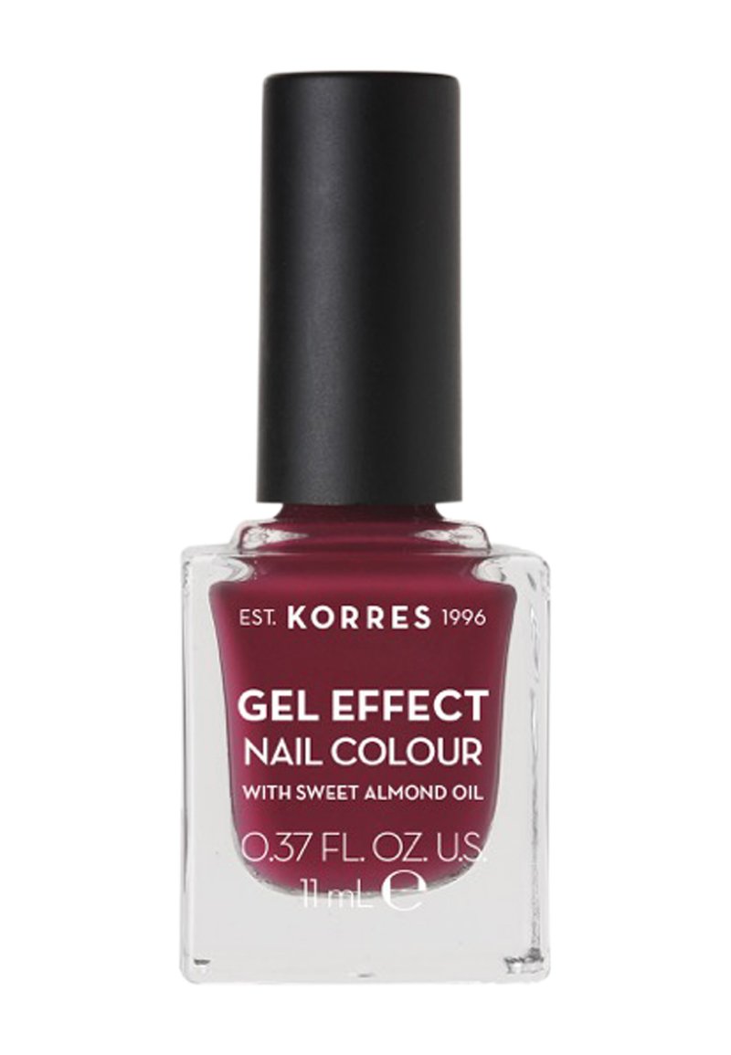 Korres Gel Effect Nagellack i djupt burgundy med svart kork; klar glasflaska visar 11 mL storlek och etikett för mandelolja som ingrediens.