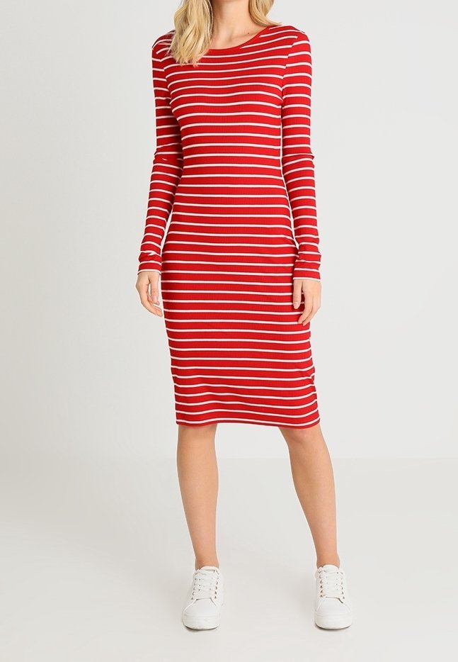 Punainen ja valkoinen raidallinen pitkähihaine mekko, ribattoi pinta, tiukka malli, keskipituus, yhdistetty valkoisiin lenkkareihin.