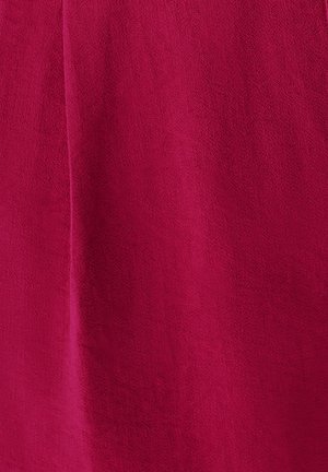 Tmavá červená látka, hladká textúra s jemným leskom, obsahujúca jemné záhyby a ľahký, splývavý vzhľad.