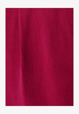 Tmavá červená látka, hladká textúra s jemným leskom, obsahujúca jemné záhyby a ľahký, splývavý vzhľad.