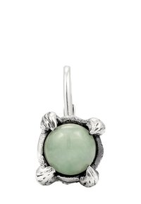 Silberanhänger mit krallenförmigen Akzenten, der einen runden, hellgrünen Stein enthält. Glatte Oberfläche und filigrane Details an den Krallen.
