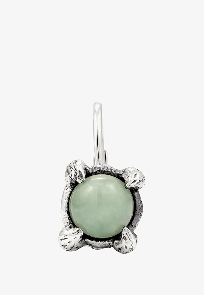 Silberanhänger mit krallenförmigen Akzenten, der einen runden, hellgrünen Stein enthält. Glatte Oberfläche und filigrane Details an den Krallen.