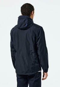 Marineblaue Windbreaker-Jacke mit Kapuze, aus leichtem Stoff, mit elastischen Bündchen und einer leicht glänzenden Textur, bietet ein schlichtes Design.