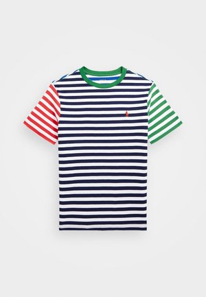 Stribet T-shirt i marineblå, hvid, rød og grøn med korte ærmer. Har en rund halsudskæring og et lille logo på brystet. Materialet er bomuld.